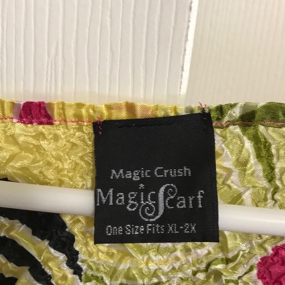 Tropical print Magic Crush Top. Stretch No wrinkle - Picture 2 of 3